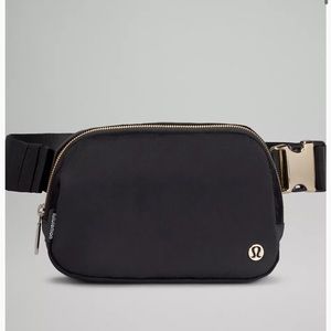 🍋🆕🍋 LULULEMON VELOUR EVERYWHERE BELT BAG in BLACK/GOLD NWT